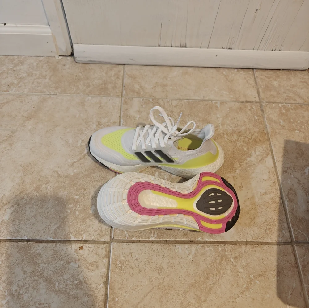 Adidas Ultra boost 21 Women Size 6/Kids Size 5 - Picture 4 of 6